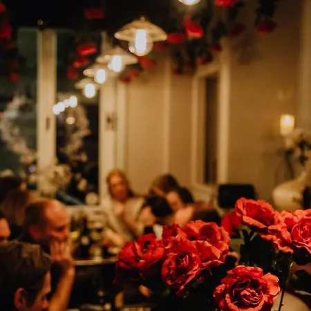 Hotel Rose Red